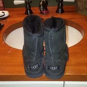 Kids black Uggs